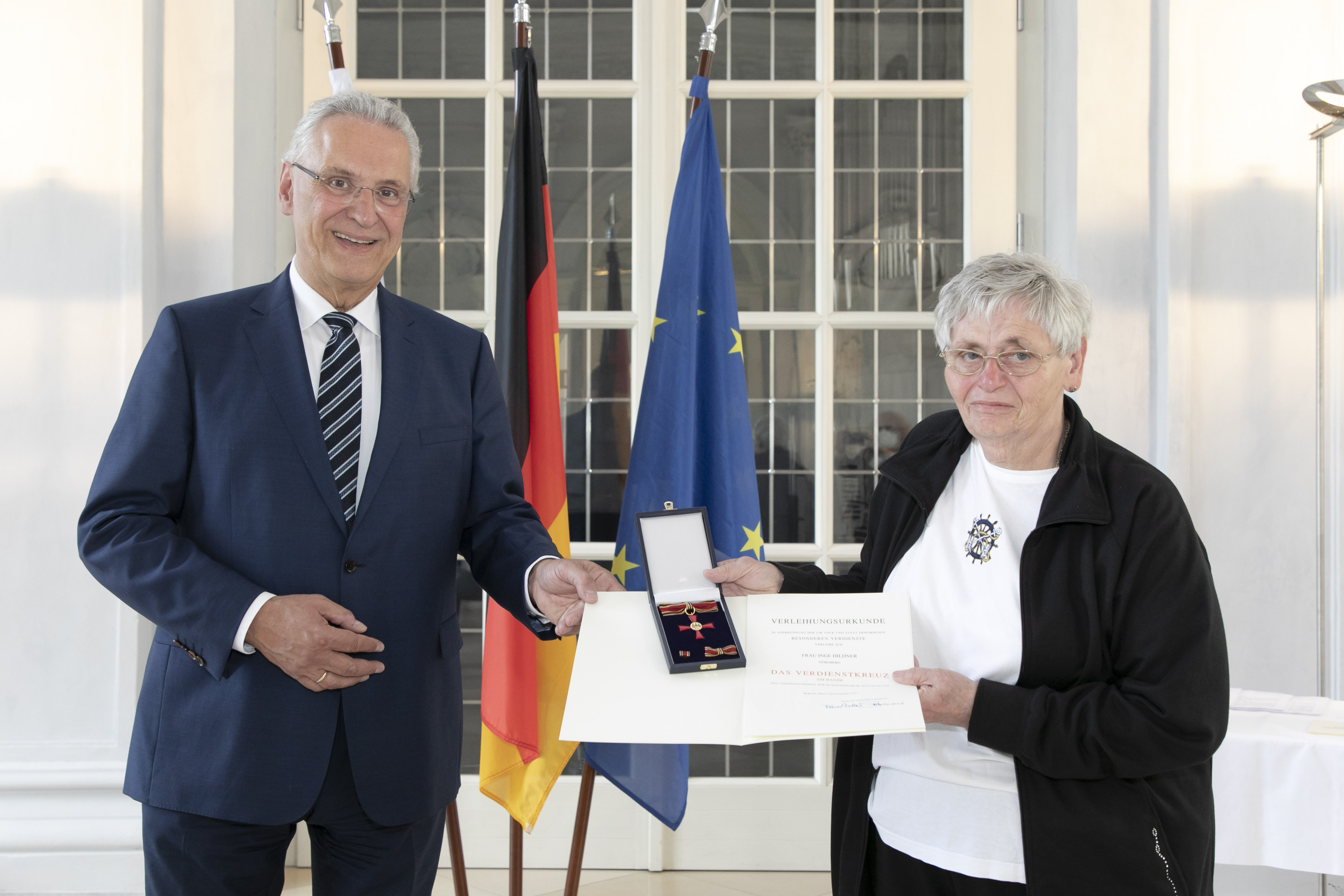 Staatsminister Joachim Herrmann verleiht Bundesverdienstkreuz an Inge Hildner