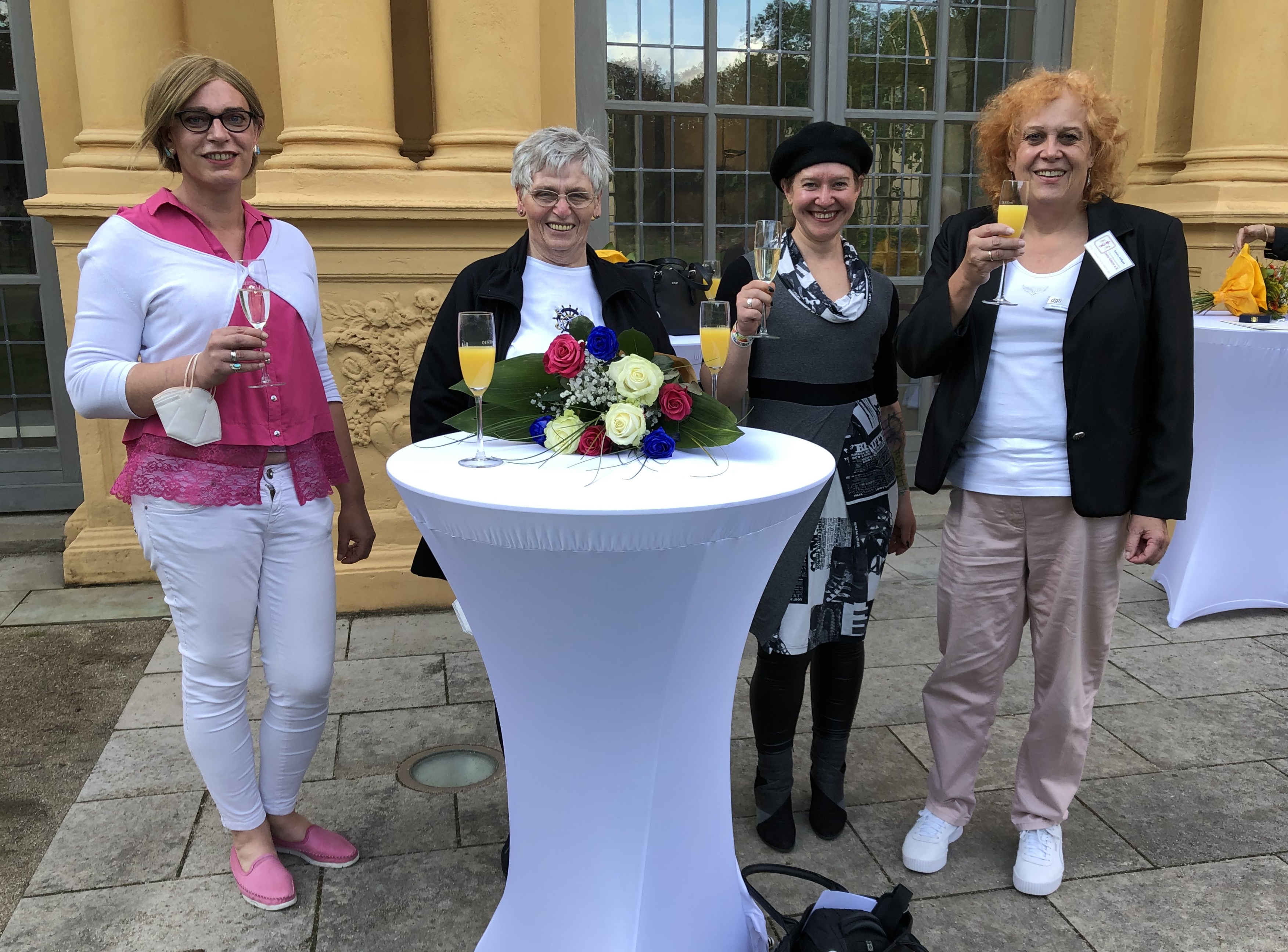 Verleihung des Bundesverdienstkreuz an Inge Hildner mit Tessa Ganserer, Luca Fabièn Dotzler und Sandra Wissgott